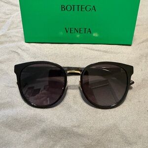 Bottega Veneta Black Round-Edge Women's Sunglasses